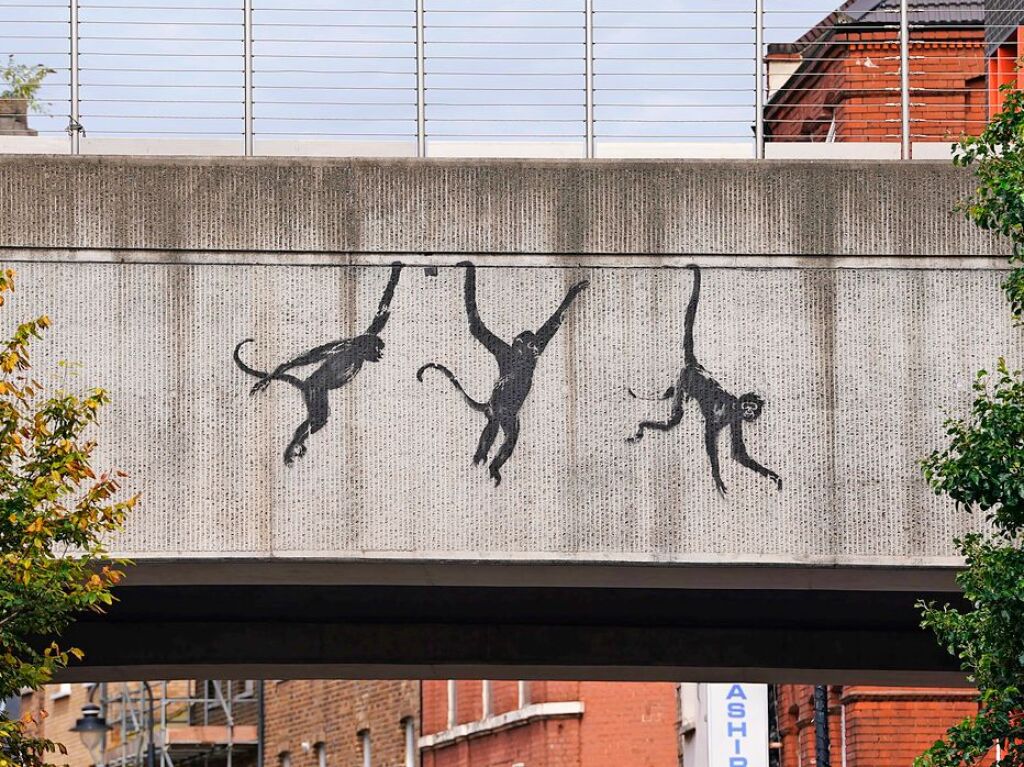 Ein Blick auf Banksys neues Kunstwerk, das drei Affen auf einer Brcke in der Brick Lane in London zeigt.