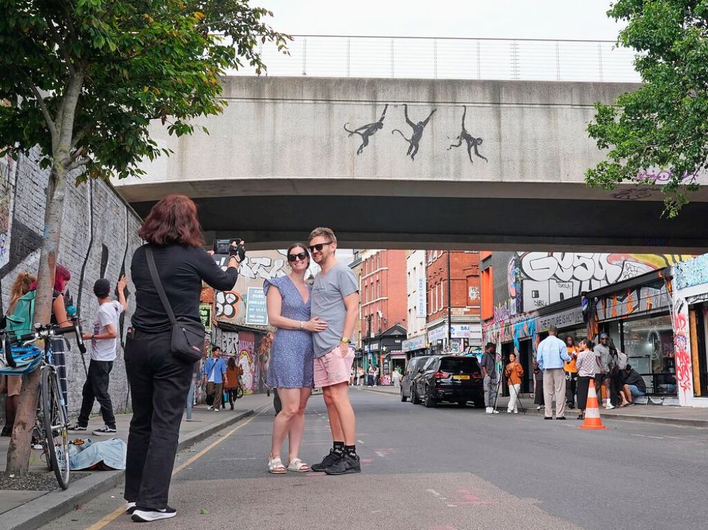 Menschen lassen sich vor den drei hngenden ffchen,  Banksys neuem Kunstwerk, fotografieren. Das Wandbild ist in Grobritanniens Hauptstadt an der Brick Lane zu sehen.