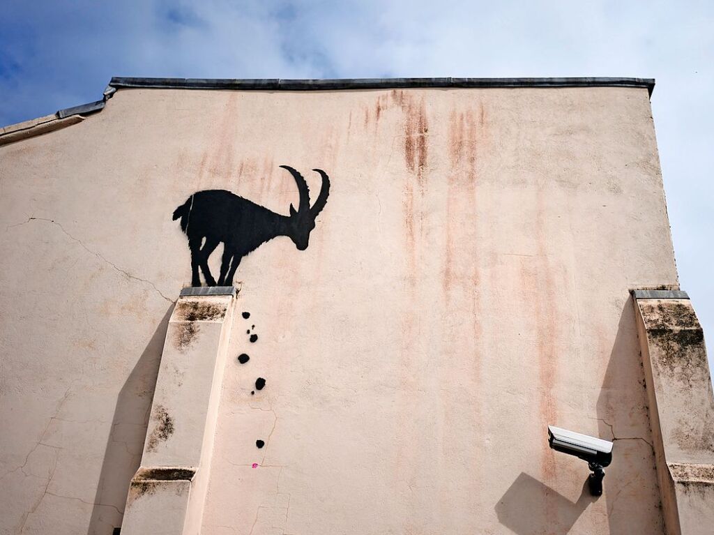 Wenige Tage vor Verffentlichung der hngenden ffchen hat Banksy auf seinem Instagram-Kanal Bilder anderer Werke verffentlicht. Eines zeigt einen Steinbock an einer Hauswand.