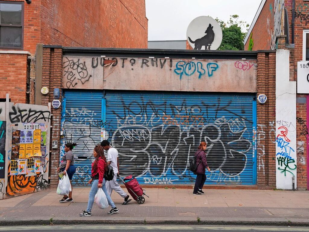 Mehrere Tage nach Verffentlichung der ffchen, Elefanten und des Steinbocks taucht ein weiteres Kunstwerk des Street-Art-Knstlers Banksy in London auf. Es ist ein heulender Wolf, aufgesprht auf eine Satellitenschssel.