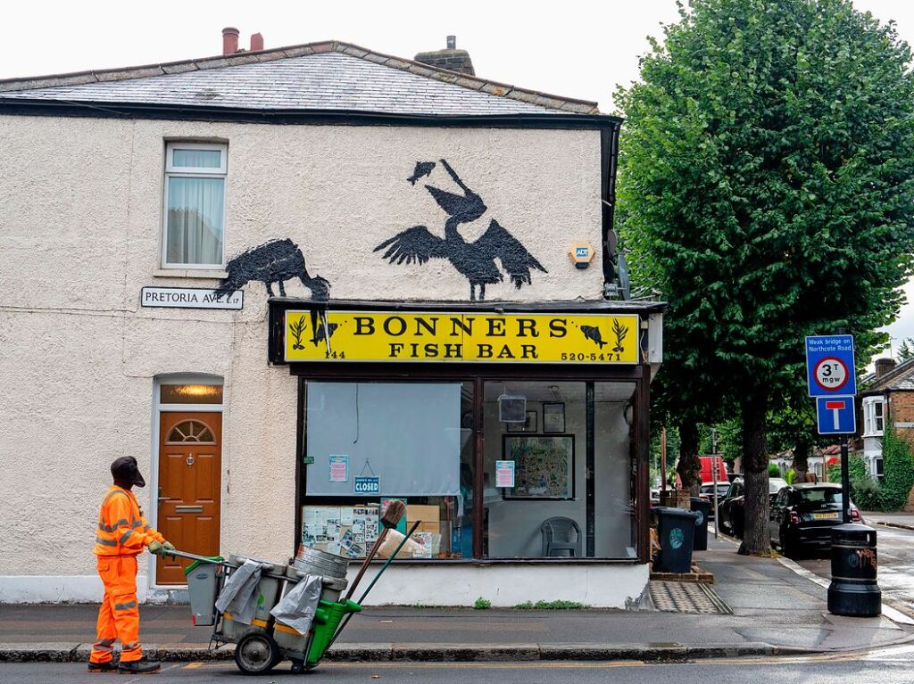 Von diesem Diebstahl unbeeindruckt, verffentlicht der Londoner Street-Art-Knstler Banksy ein weiteres Kunstwerk. Es zeigt fischfressende Pelikane.