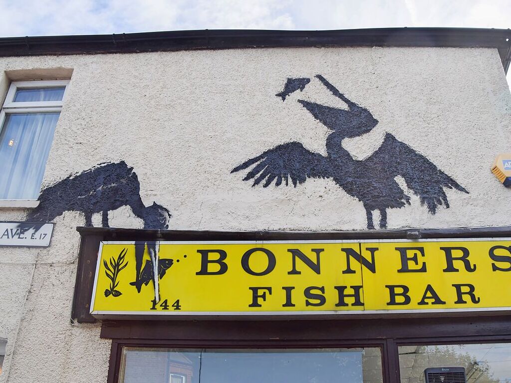 Die Pelikane fressen Fisch ber „Bonners Fish Bar“, einem Fish-and-Chips-Laden in der Pretoria Avenue in Walthamstow, East London. Dieses Kunstwerk ist ziemlich diebstahlsicher.