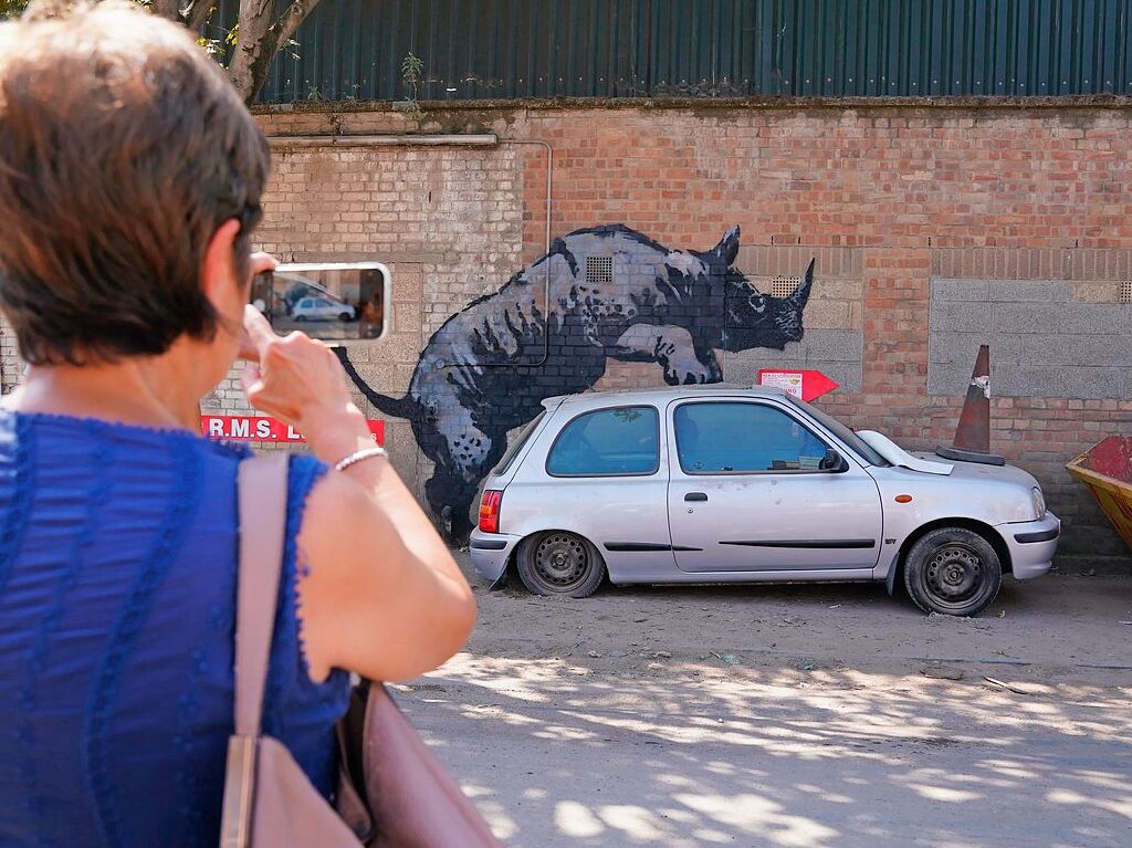 Mit einem Nashorn an einer Londoner Wand setzt Banksy seine Tier-Reihe fort.