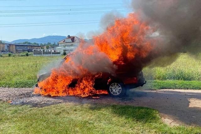 Auto steht beim Sportplatz in Eichstetten voll in Flammen