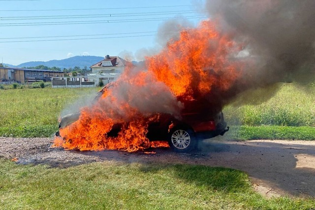 Wegen des brennenden Autos waren am Montag 13 Feuerwehrleute im Einsatz.  | Foto: Feuerwehr Eichstetten