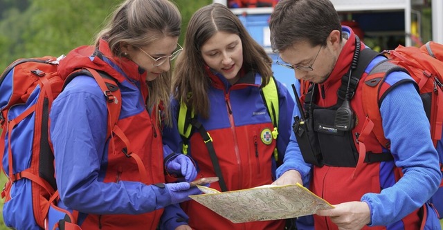 Helfer der Bergwacht beim Kartenstudium (Symbolfoto)  | Foto: Bergwacht Schwarzwald