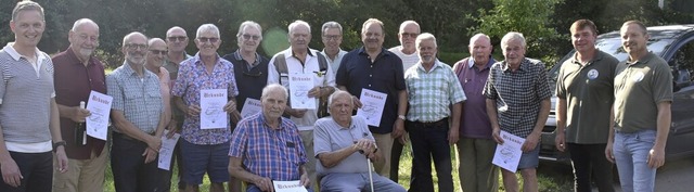 Brgermeister Ferdinand Burger (links)...edschaft geehrten Vereinsmitgliedern.   | Foto: Roland Vitt