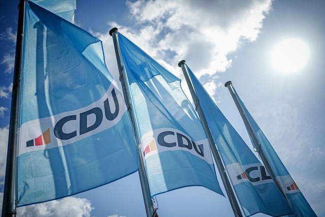 Das CDU-Logo ist auf Fahnen vor dem Ko...aus, der CDU-Parteizentrale, zu sehen.  | Foto: Kay Nietfeld (dpa)