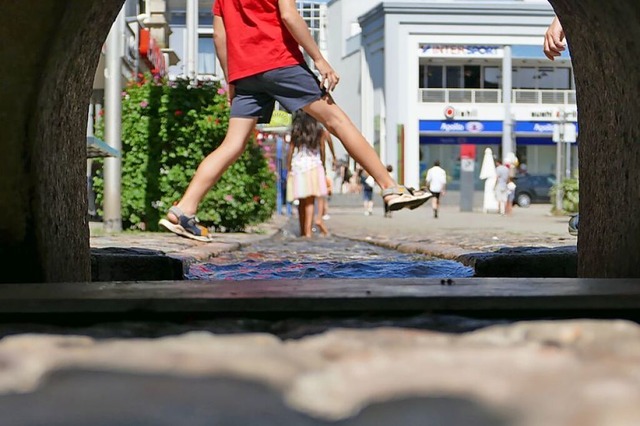 Das Wasserspiel in der Steinbrckstra... Gelegenheit, um seine Fe zu khlen.  | Foto: Lukas Mller