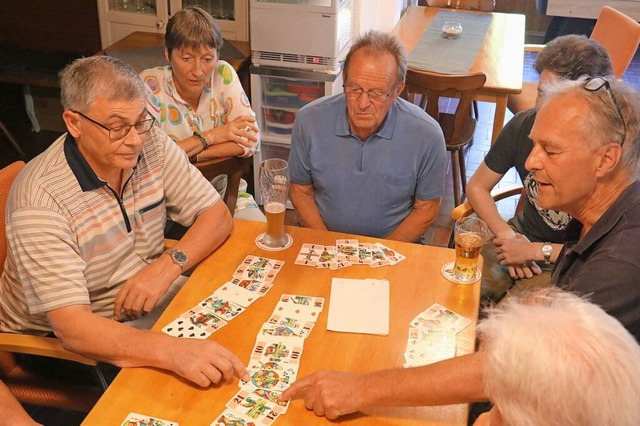 Achim Laber erklrt den Mitspielern be...esonderheiten beim Kartenspiel Dappen.  | Foto: Otto Schnekenburger