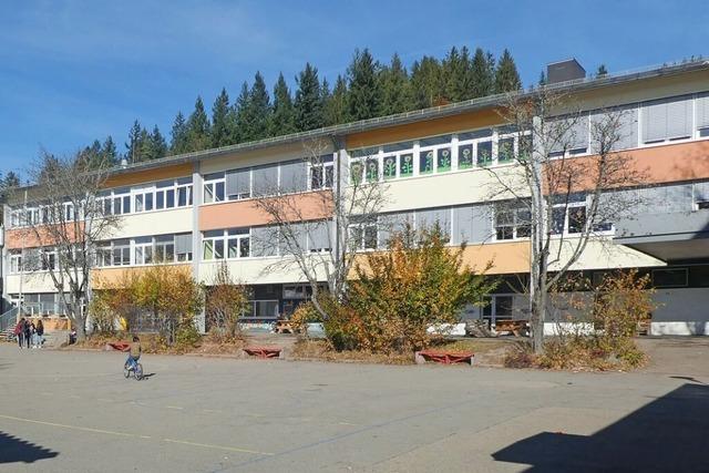 Unbekannte werfen erneut Steine auf Fenster an der Hebelschule in Titisee-Neustadt