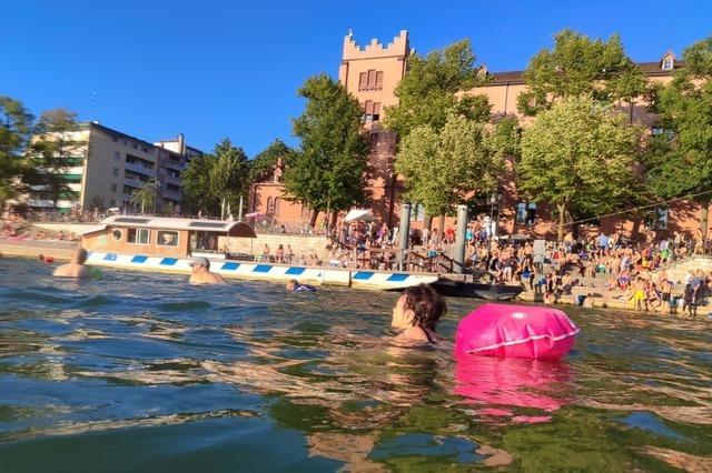 Mehr als 4500 Menschen gehen beim Basler Rheinschwimmen gemeinsam baden