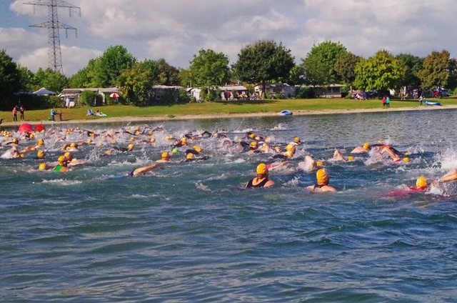 Mit der Schwimmen im Mllersee beginnt der Breisgau-Triathlon.  | Foto: Katharina Bchle