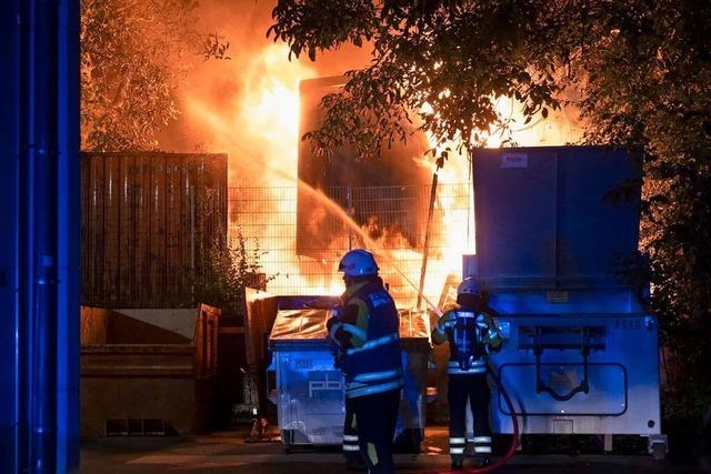 Altkleider gehen in Flammen auf: Feuerwehr verhindert Grobrand im Mllheimer Industriegebiet