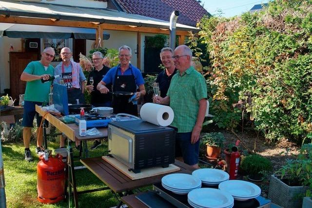 Mengener Mnner kochen berraschungsmen fr die Landfrauen