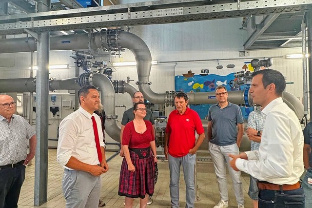 Joannes Fechner (Zweiter von links) mi...uch des Wasserwerks Galgenberg in Lahr  | Foto: Bro Fechner