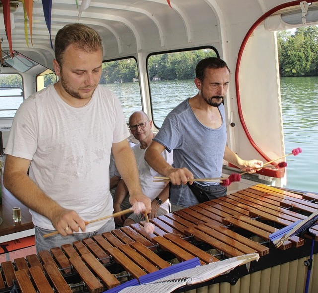 Die beiden polnischen Musiker gestalte...rnste Musik als lockere Unterhaltung.   | Foto: Rolf Reimann