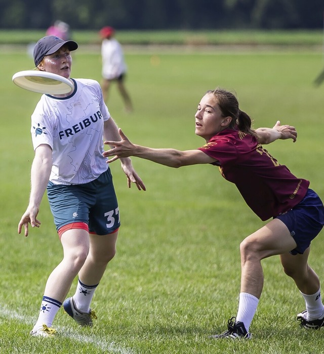 Das Freiburger Ultimate-Frisbee-Team (links) trifft auf starke Konkurrenz.  | Foto: Katie Cooper