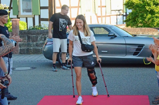 Annika Wendle geht auf Krcken ber den roten Teppich.  | Foto: Benedikt Hecht