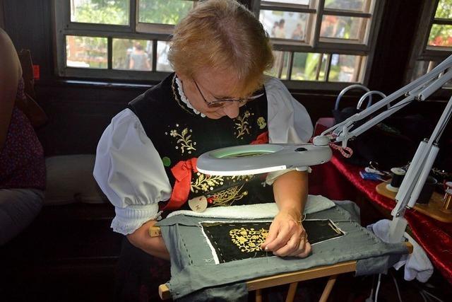 Am Holzschneflertag in Bernau gibt es altes Handwerk und einen Jubilumsmarkt