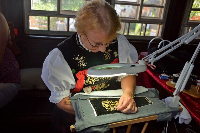 Auch die Trachtenstickerei (Archivfoto... Handwerk, das in Bernau gezeigt wird.  | Foto: Christiane Sahli