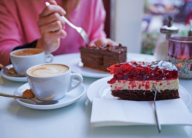 Kaffee und Kuchen, Ausflge oder ein g...um im Alter unter  Menschen zu kommen.  | Foto: Annette Riedl (dpa)