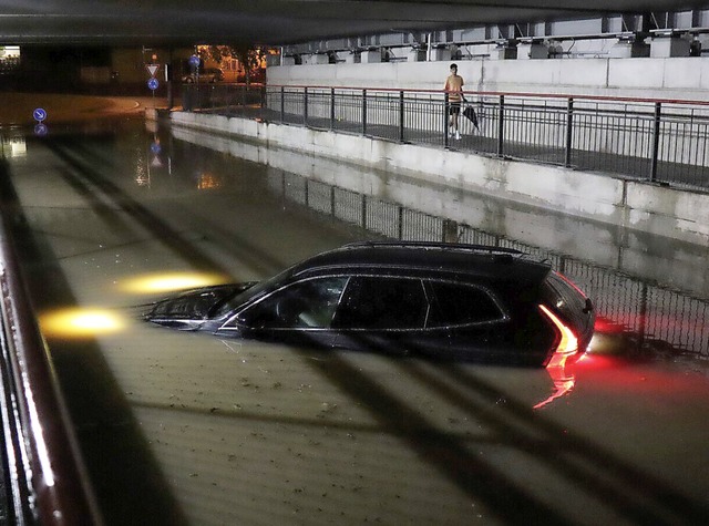 In Bruchsal flutete der Regen eine Straenunterfhrung.   | Foto: Ren Priebe (dpa)