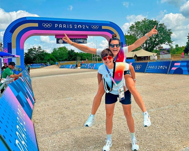 Julia Hegar (oben) mit ihrer Kollegin Martina Friedli in Paris.  | Foto: Wolfgang Scheu