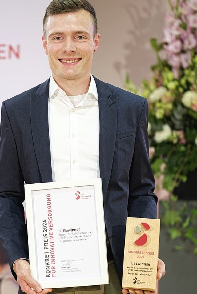 Julian Ganter nimmt den Konkret-Preis ...gion der Lebensretter&#8220; entgegen.  | Foto: Dirk Beichert