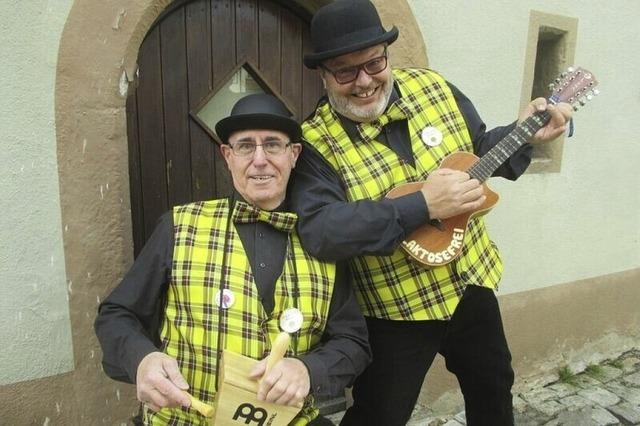 Das Duo Laktosefrei spielt auf dem Parkplatz vor dem Dorfgemeinschaftshaus in Oberbrnd (Eisenbach)