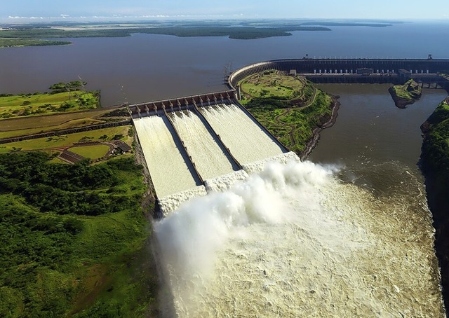 Das grte Wasserkraftwerk der Welt li...renze zwischen Brasilien und Paraguay.  | Foto: ---