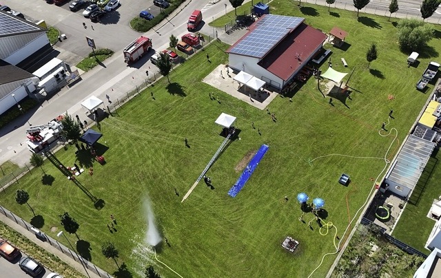 Bei der Feuerwehr in Endingen warteten viele Wasserspiele auf die Kinder.   | Foto: Feuerwehr