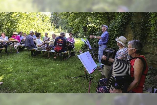 Frhliches Volksliedersingen im Freien