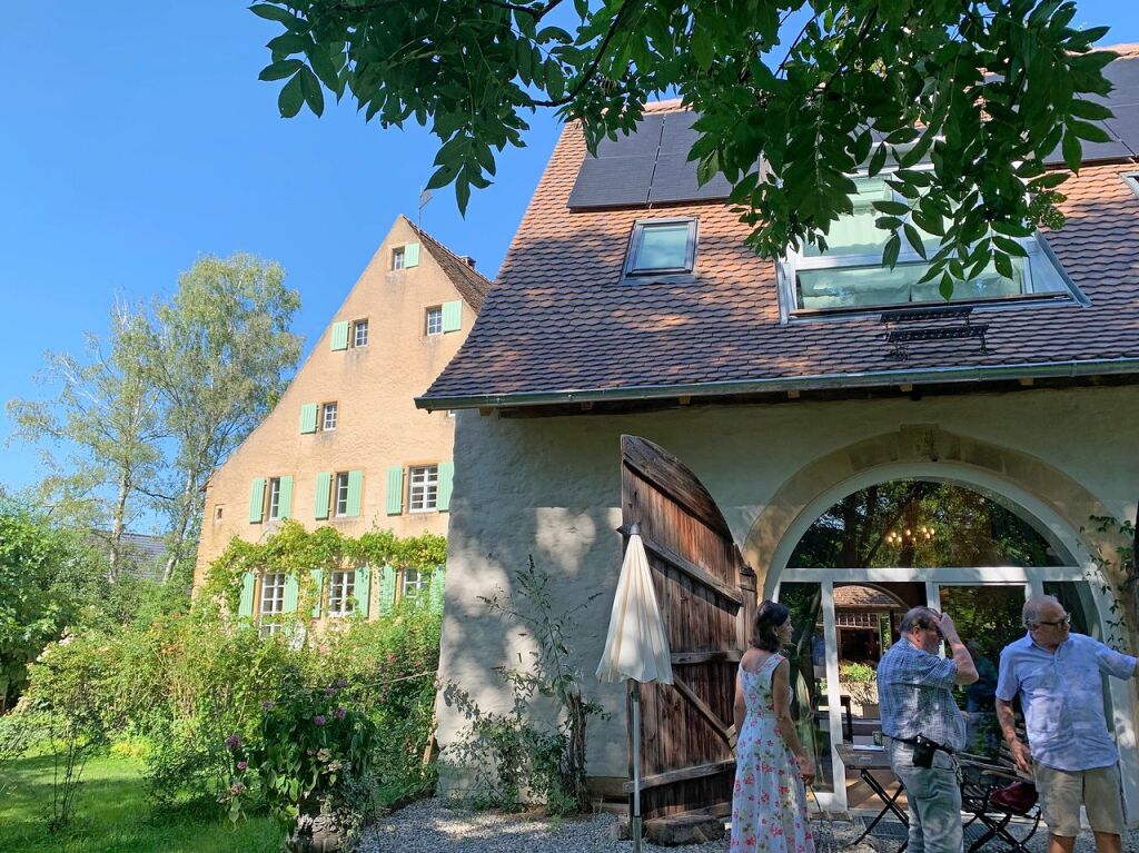 Die Freisitze der drei Ferienwohnungen im Erdgeschoss liegen zum Garten, die drei Wohnungen im Obergeschoss haben groe Gauben, das ertchtigte Dach Biberschwanzziegel und Solaranlage.