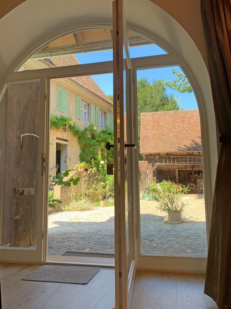 Blick aus der Ferienwohnung auf Haupthaus und Hof, fr dessen Pflasterung brige Steine vom Breisacher Mnsterberg verwendet wurden.