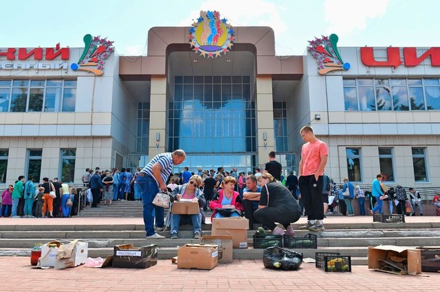 Menschen in Kursk erhalten Hilfsgter....teren Landkreis in Sicherheit bringen.  | Foto: --- (dpa)