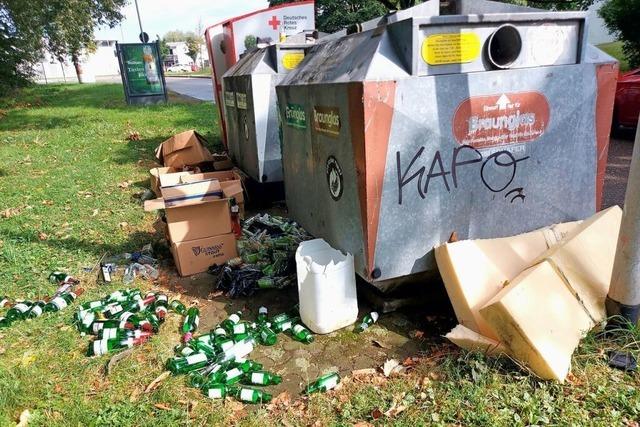 Illegal entsorgter Hausmll an Glascontainern wird in Lahr zum rgernis