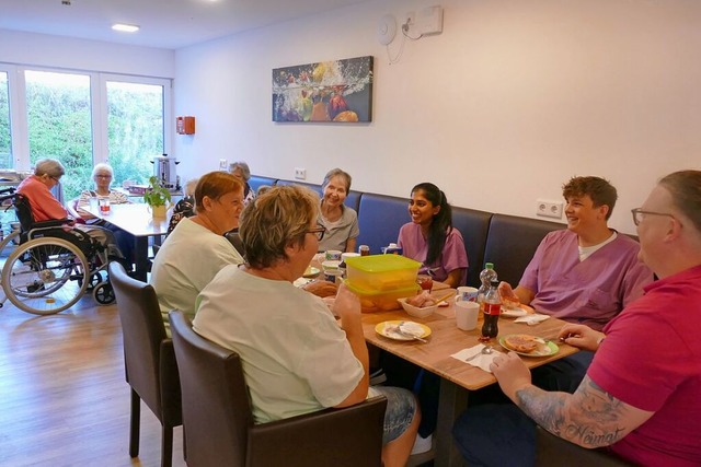 Beste Laune am Frhstckstisch: Seit 2...s Pflegeheims Haus Dorothee in Kappel.  | Foto: Louisa Krieg