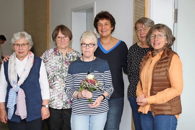 Barbara Scholz (Vierte von links) mit ...ien engagierten ehrenamtlichen Frauen.  | Foto: Caritasverband Hochrhein