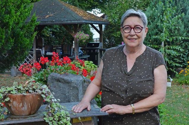 Grethe Fjelldal Spengler vor  ihrem Lieblingsplatz im Garten.  | Foto: Hannah Fedricks Zelaya