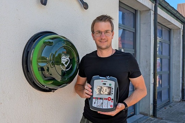 Christoph Schuldt mit dem frisch installierten mobilen AED Defibrillator  | Foto: Katharina Kubon