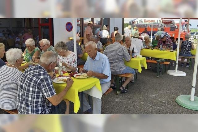 Bei Wrstchen und Salat