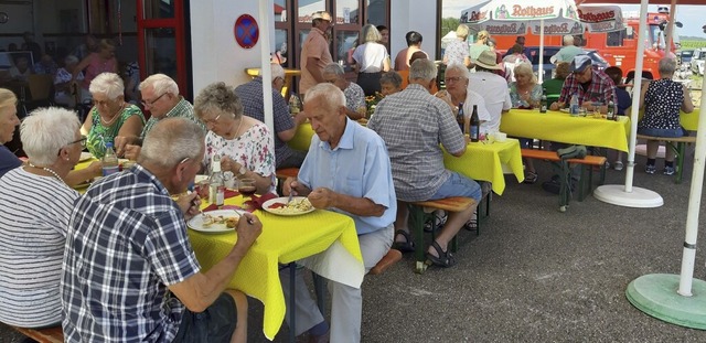 Viele fleiige Seniorinnen hatten Salate, Kuchen und Torte zubereitet.  | Foto: Ludwig Kramer