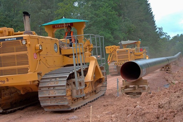 Mit mchtigen Maschinen wird der Bau d...g im Landkreis Lrrach vorangetrieben.  | Foto: Robert Bergmann