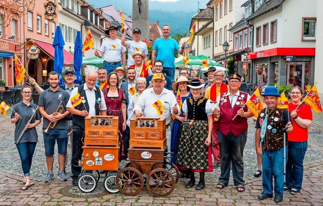 Fototermin auf dem Marktplatz: Organis...nde freuen sich auf den Rekordversuch.  | Foto: Werbegemeinschaft Waldkirch