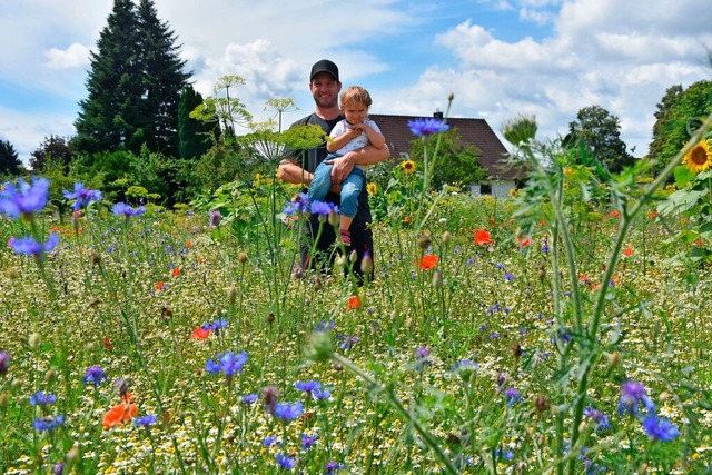 Christoph Blattmann und seine Tochter ...auf dem frheren Acker entstanden ist.  | Foto: Andrea Steinhart