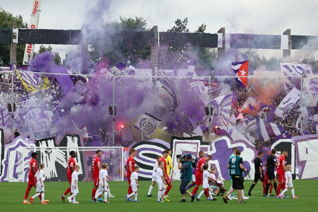 Lila and White are the Farben of the VfL ...and Mannschaften nochmal untermauerten. | Photo: Friso Gentsch (dpa)