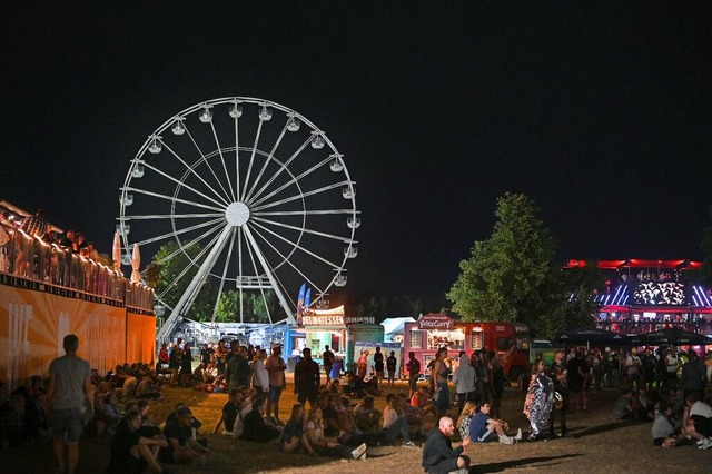 Auf dem Highfield-Festival bei Leipzig... Feuer auf dem Riesenrad ausgebrochen.  | Foto: Heiko Rebsch (dpa)