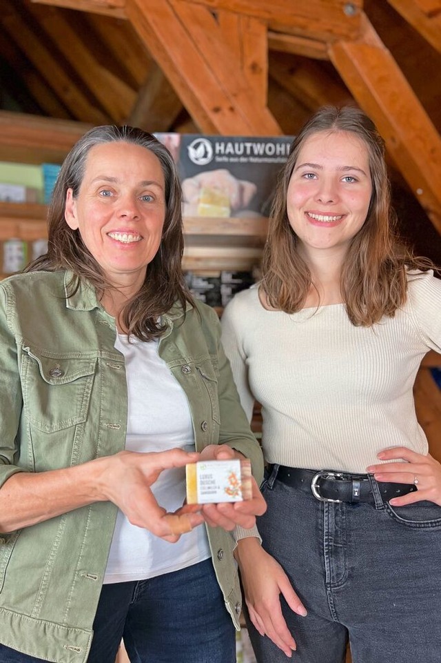 Melanie Gppert und ihre Tochter Jana-...Geschftsrumen auf dem Fixennaturhof.  | Foto: Barbara Schneider