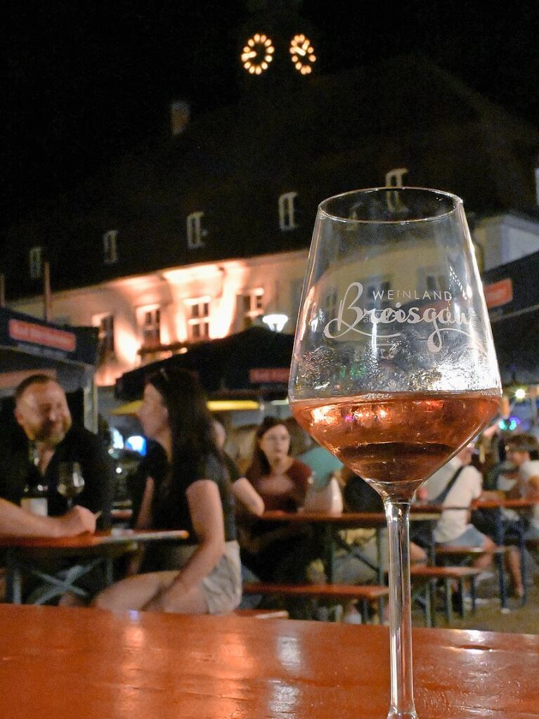 Hoch die Glser - beste Stimmung prgte das 51. Breisgauer Weinfest in Emmendingen.